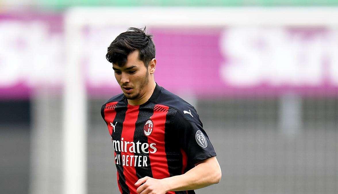 La 10 rossonera di Calhanoglu a Diaz: "So che è una maglia pesante"