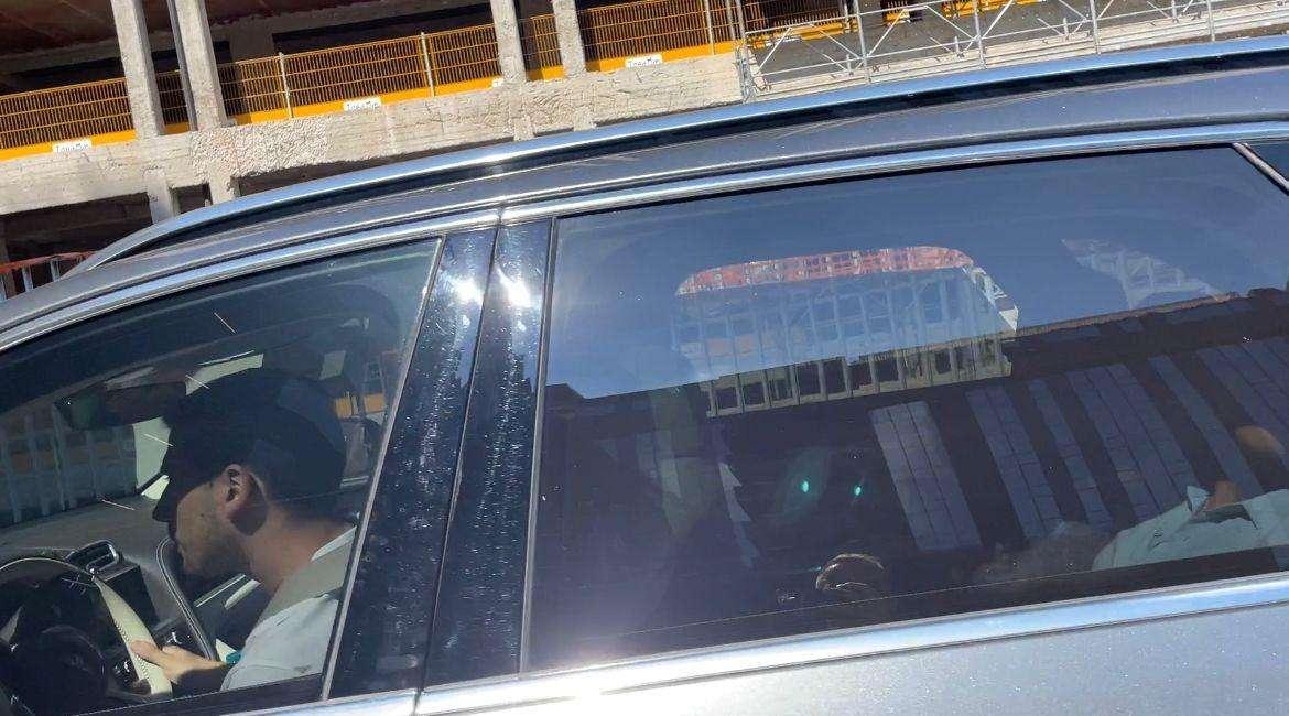 FOTO - Hasta luego, Alexis! Lo scatto dell'uscita dalla sede di Sanchez