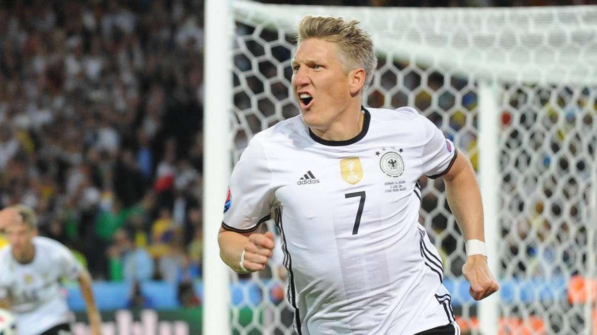Schweinsteiger: "Grazie Ibra per aver tenuta aperta la corsa scudetto"