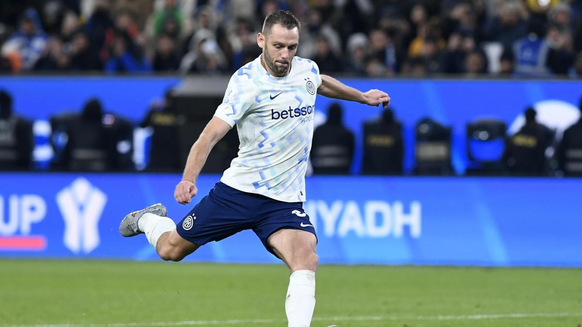 De Vrij lascia l'Inter dopo otto stagioni: il lungo messaggio di addio del club