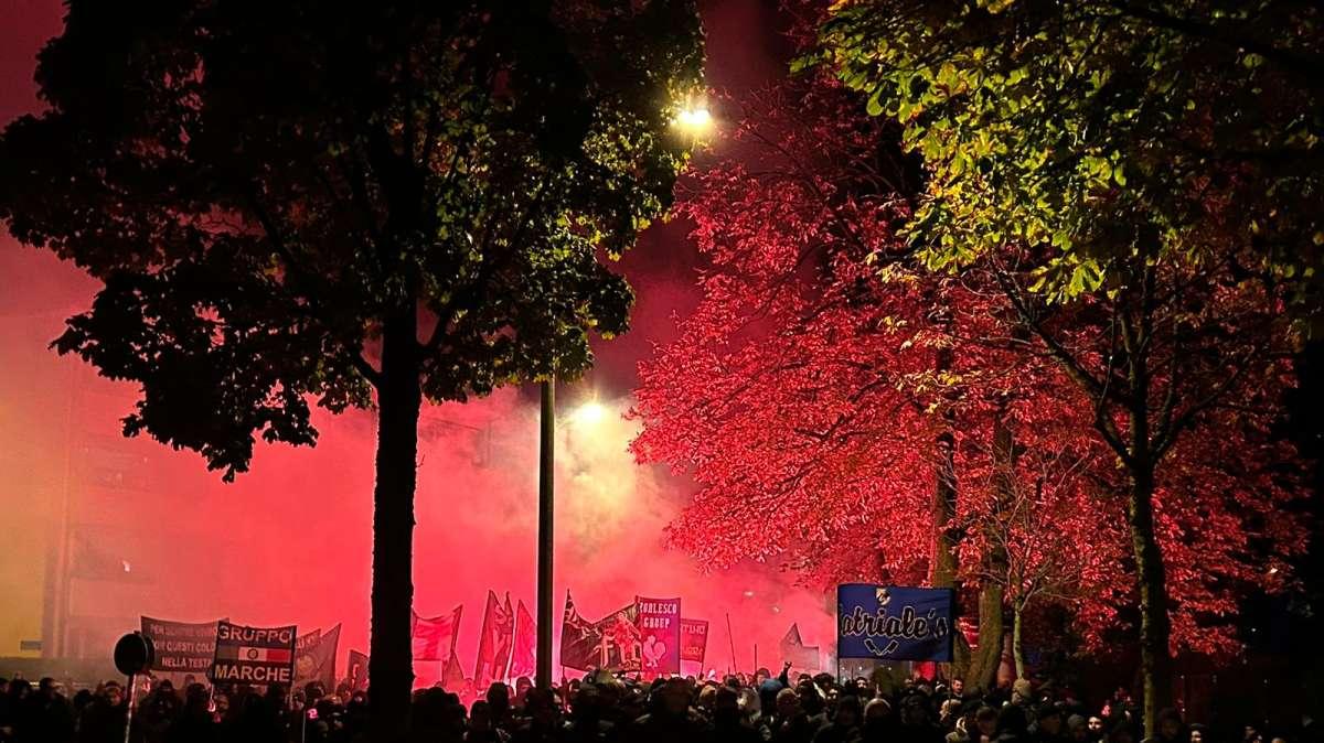 La pioggia non ferma la festa. In caso di vittoria il corteo partirà da piazza Cairoli