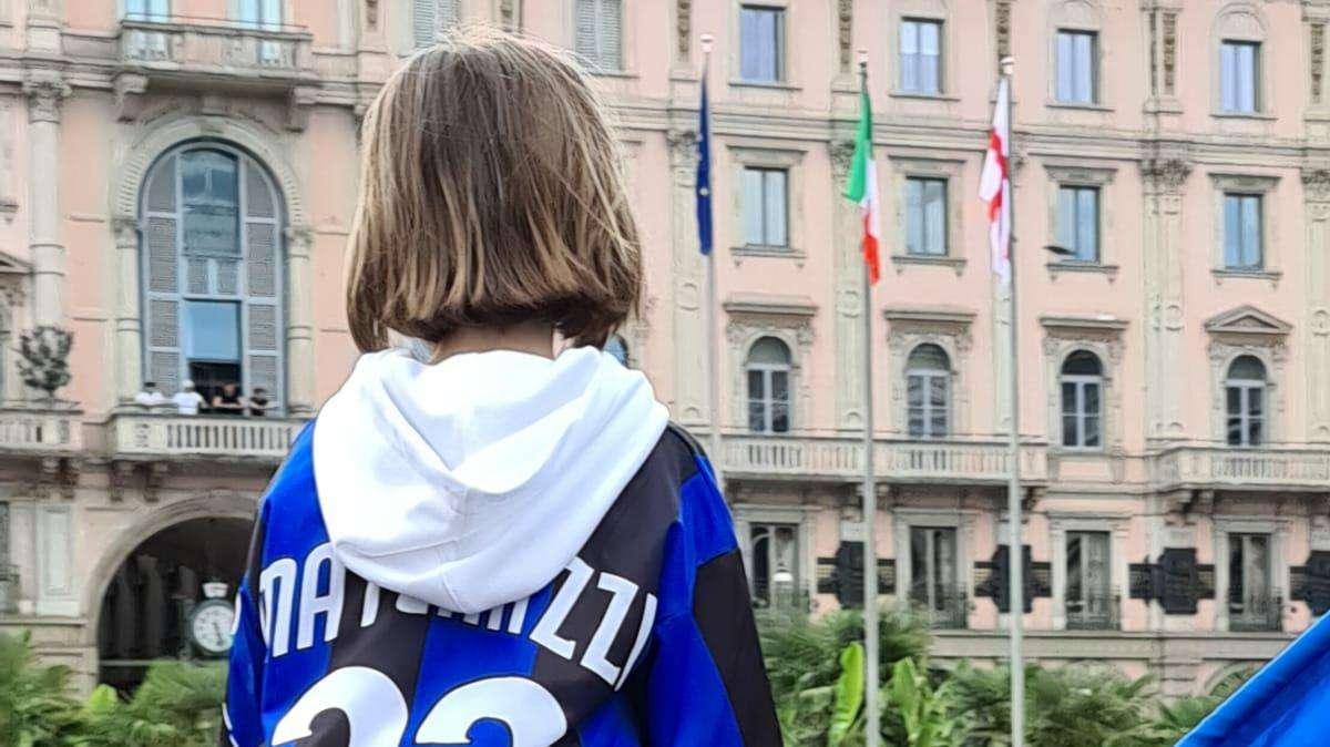 FOTO - Tifosi in Piazza Duomo, iniziano i festeggiamenti per lo Scudetto