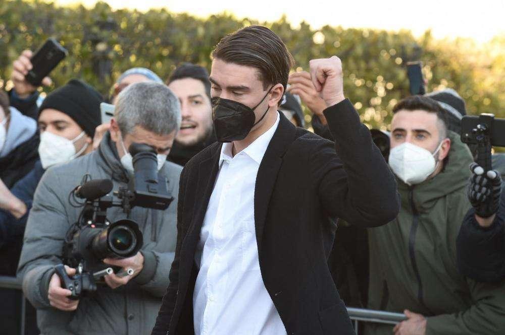 Vlahovic al lavoro, primo allenamento con la Juve