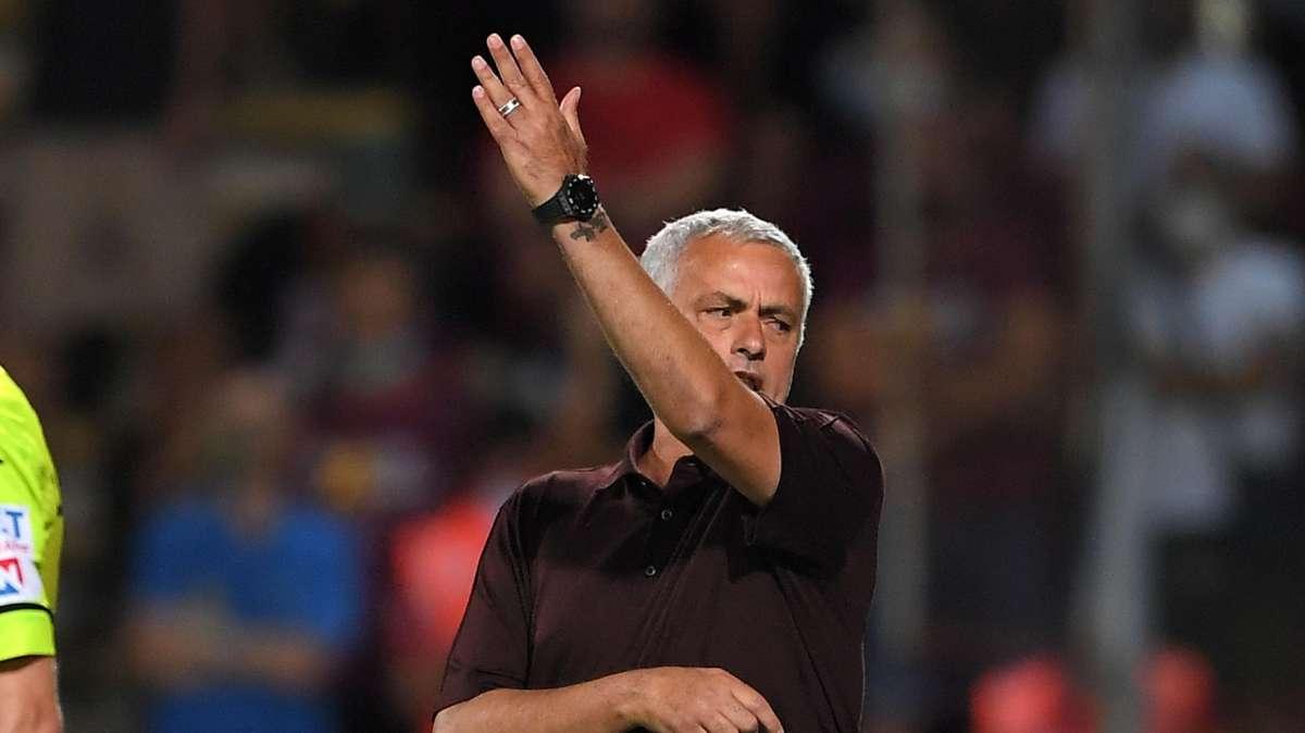 Roma, Mourinho: "Partita speciale". Poi interrompe l'intervista e lascia il posto a Dionisi