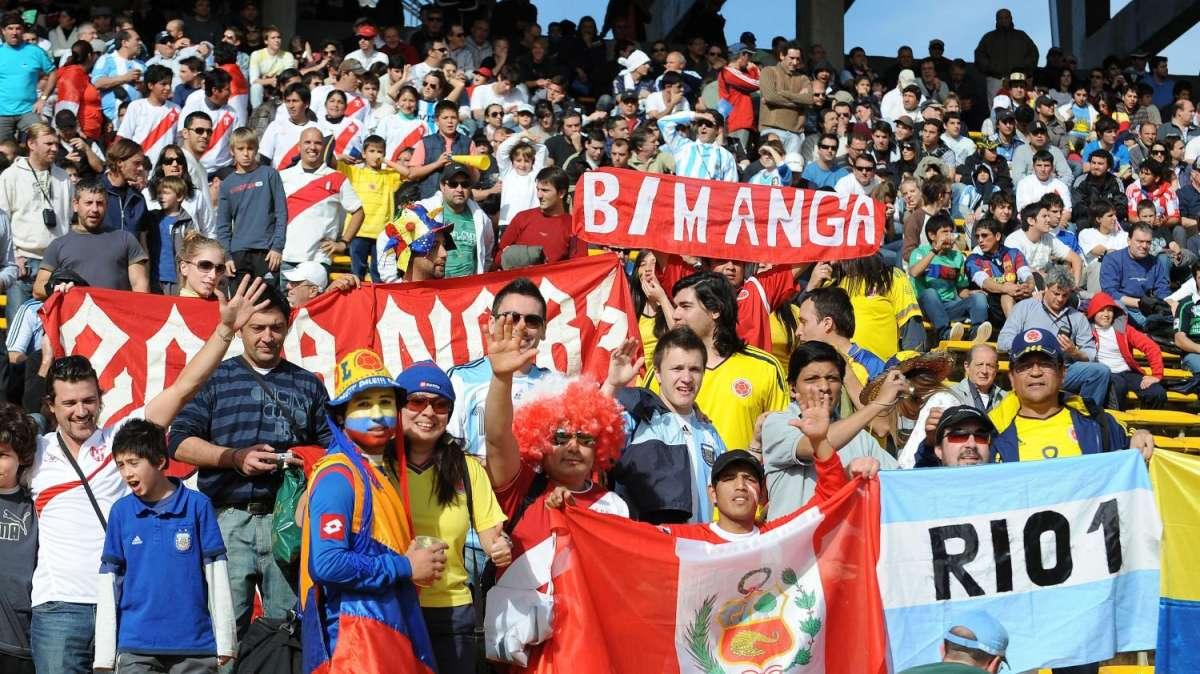 Perù-Cile, tifosi davanti all'hotel della Roja con una bara di cartone con la foto di Vidal