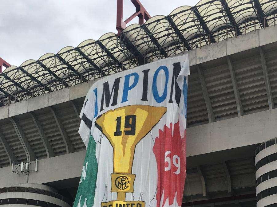 Iniziati i preparativi per la festa di domani: esposto un mega striscione a San Siro 