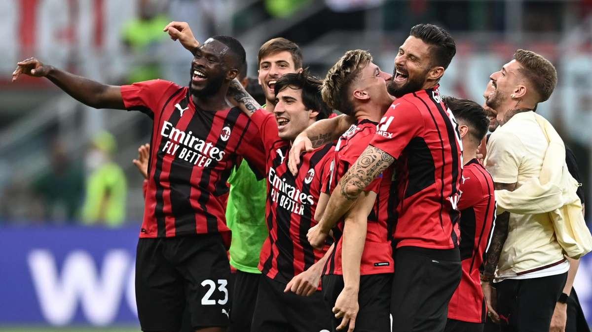 FOTO - Lo striscione dal pullman scoperto del Milan: "La Coppa Italia mettila nel c..."