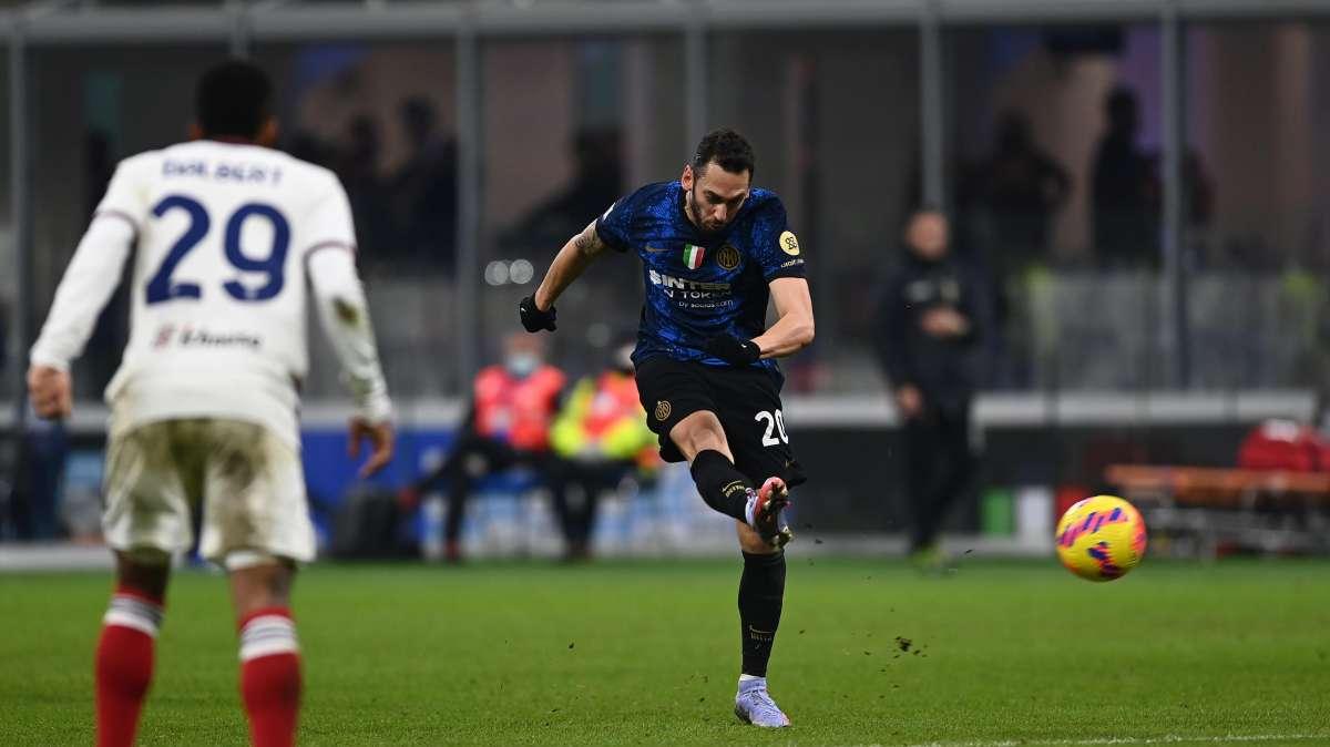 VIDEO - Siluro e palla all'incrocio: la prodezza di Calhanoglu candidata a Miglior Gol 21/22 dell'AIC
