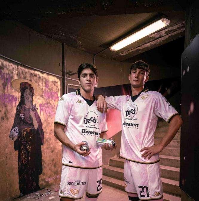 Arte e pallone, TvBoy 'disegna' maglia del Palermo