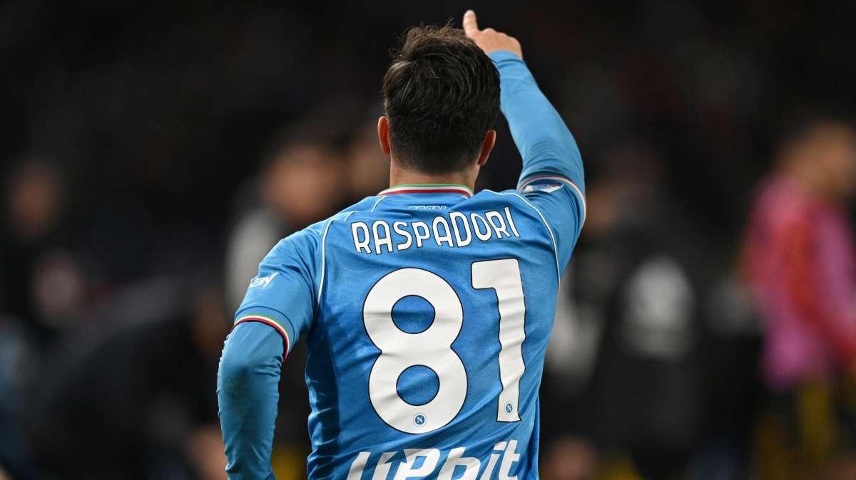 Zielinski e il caso Acerbi, nervi tesi tra Napoli e Inter: così Raspadori è inarrivabile