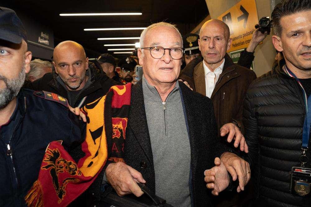 Roma, via al Ranieri ter: il nuovo allenatore giallorosso è arrivato a Trigoria