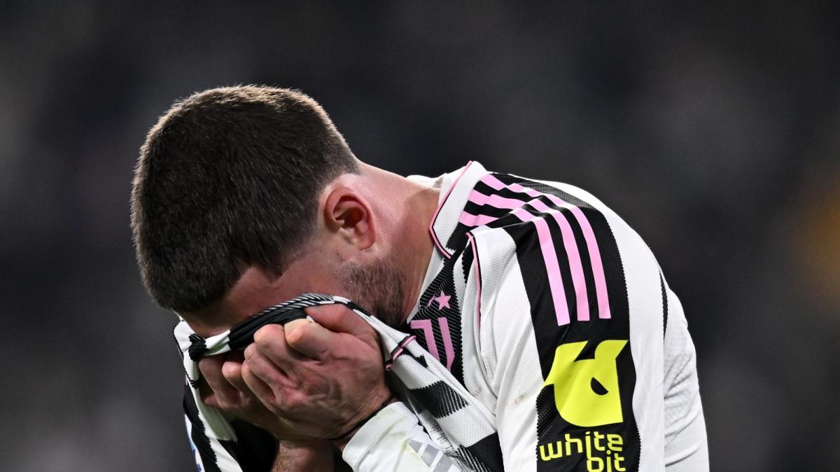 Juventus, che botta per Vlahovic! I tempi di recupero raddoppiano: domani l'operazione...