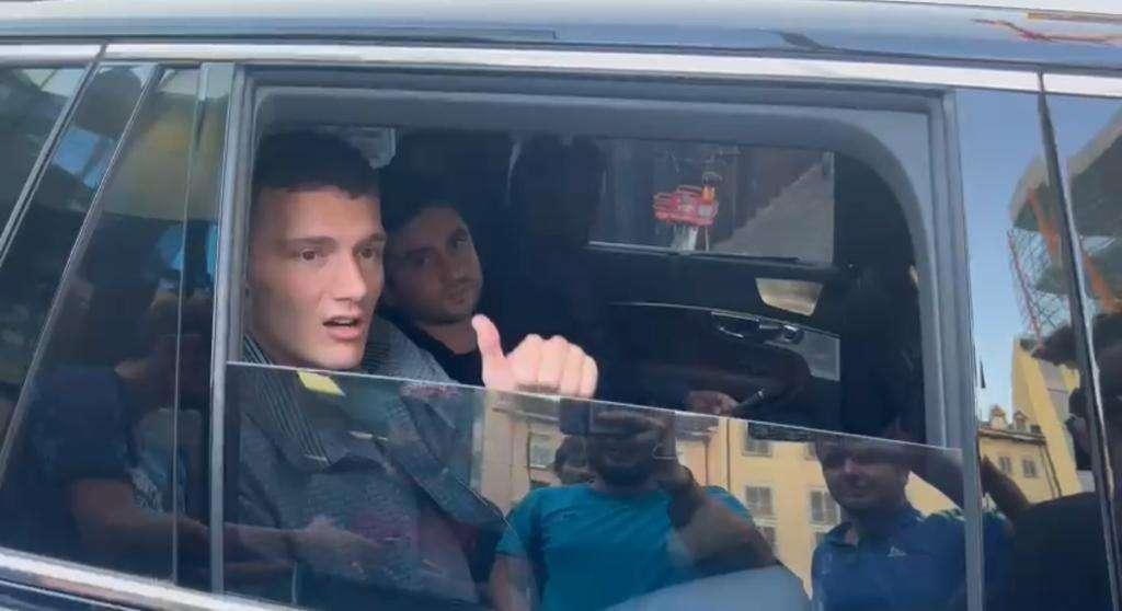 Pavard ha firmato, foto e autografi all'uscita della sede dell'Inter