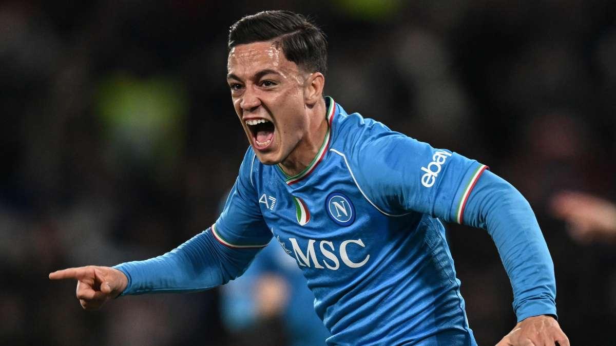 Il Napoli non si ferma, Kvara e Raspadori piegano la Juventus 2-1