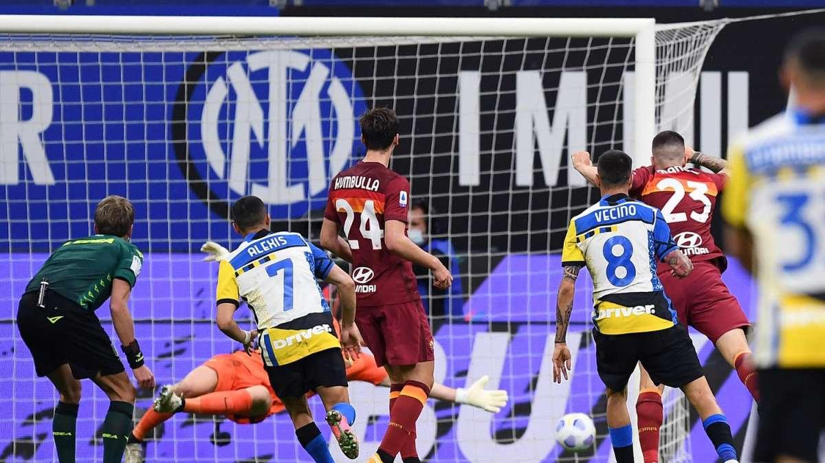 Il Corriere dello Sport: "Roma, inchino ai campioni". Una serata nel segno di Mou