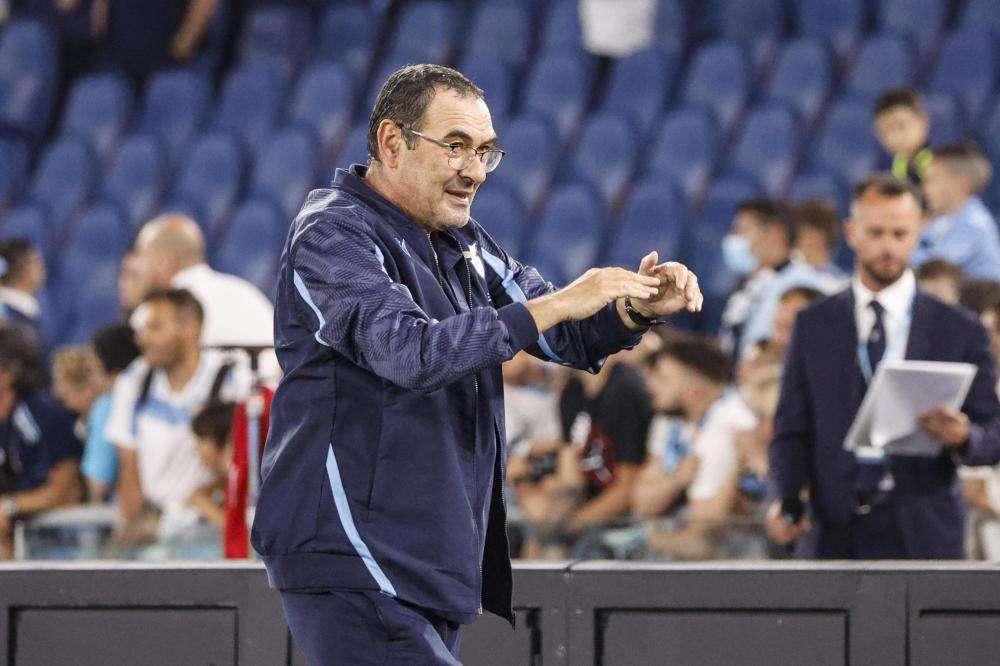 Sarri punzecchia Mourinho: "Il secondo posto della Roma sarebbe una delusione"