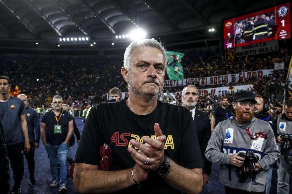Roma, Mourinho indica la via: "Testa solo alla finale, dimentichiamo il passato"