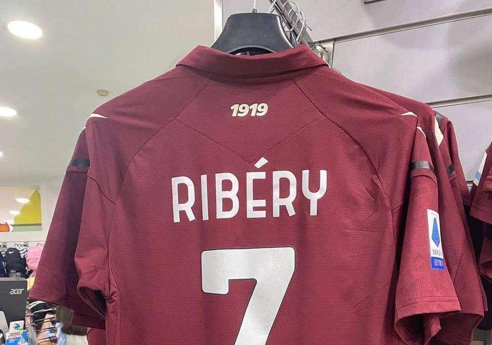 Salernitana, in città già si inizia a vendere la maglia non ufficiale di Ribery