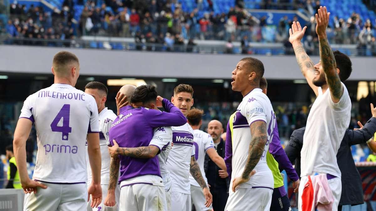 Viola in visibilio dopo il successo a Napoli, cori e fumogeni al rientro della squadra in città