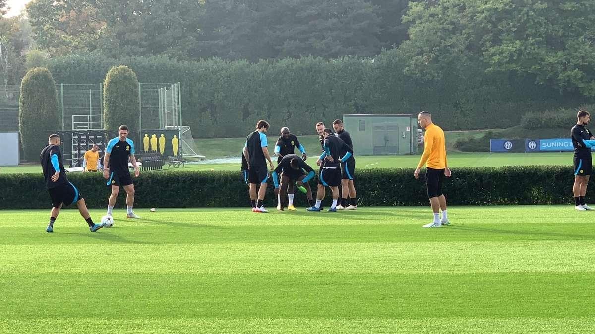 L'INTERISTA - In corso la rifinitura pre Viktoria: Lukaku in gruppo, non si vede Brozovic - FOTO