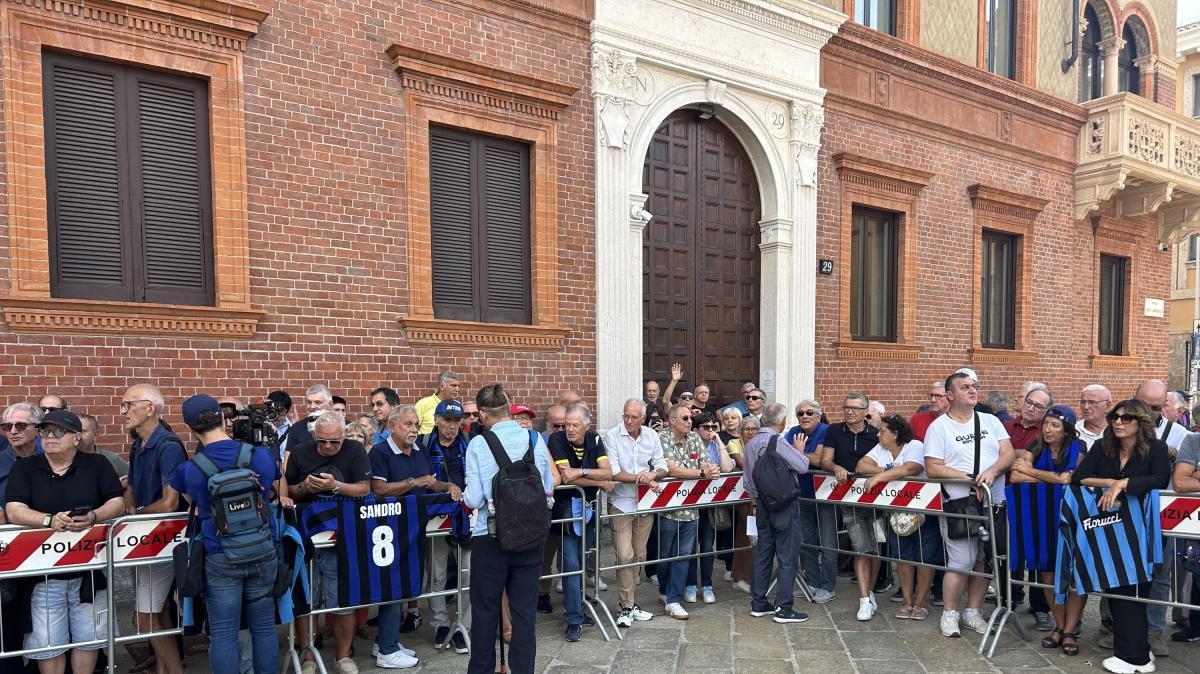 SI - Funerali Mazzola, tifosi presenti fuori da Sant'Ambrogio. Attesi rappresentanti da tutto il mondo del calcio