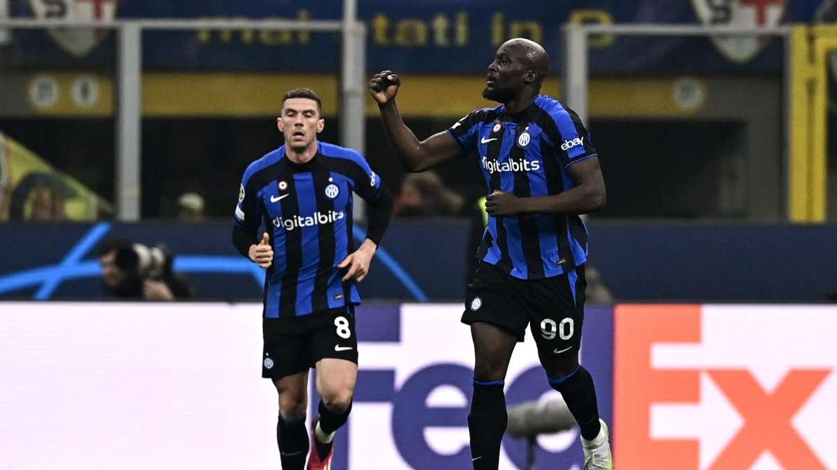 La Nord torna a cantare per Lukaku. E l'abbraccio con Barella chiude il caso