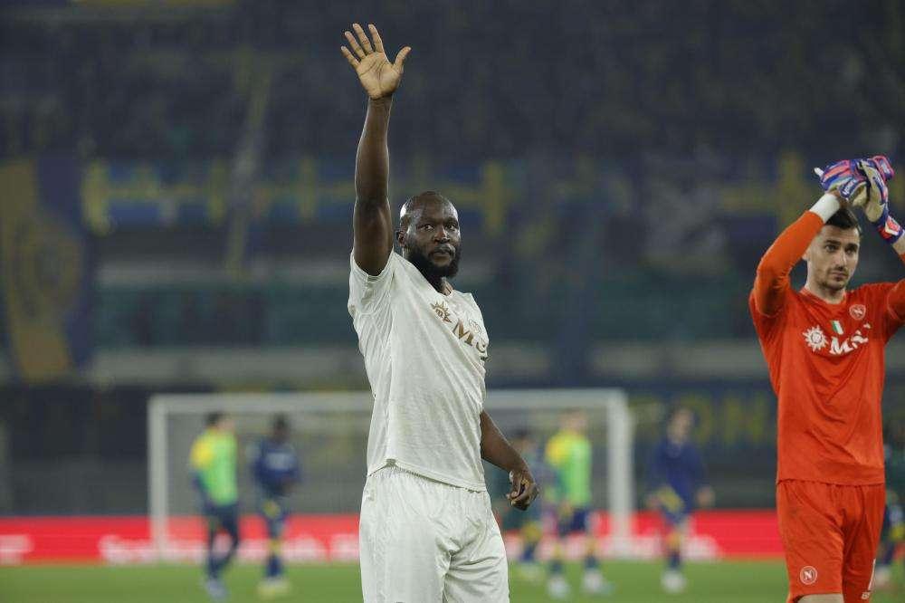 Lukaku atteso a Castel Volturno resta in Belgio, malumore del Napoli: addio in vista