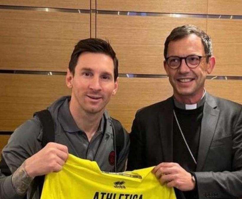 Papa Francesco dona a Messi una maglia di Athletica Vaticana autografata