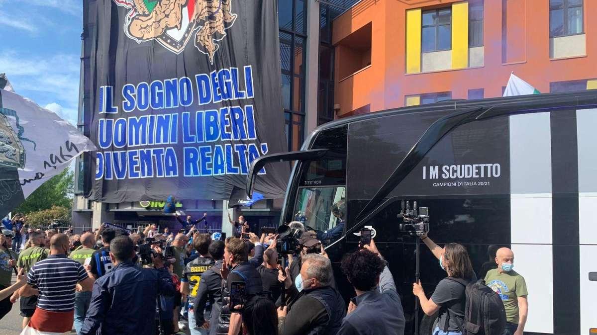 L'INTERISTA - Inter, è arrivato il pullman dei giocatori: entusiasmo alle stelle dei tifosi