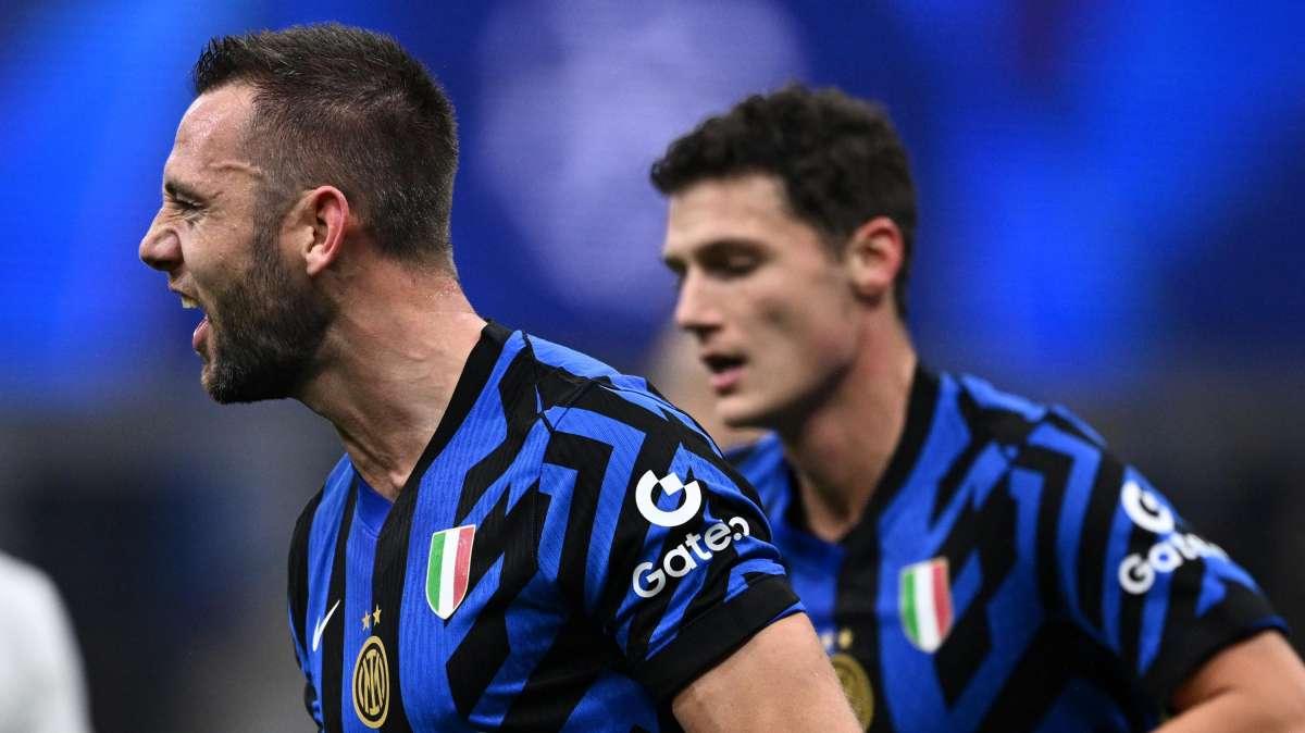 In difesa si scende e si sale: ora de Vrij è più vicino a restare di Acerbi. C'è una clausola