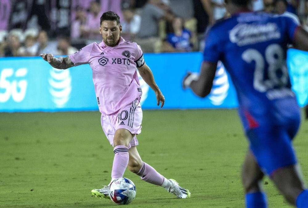 Messi, esordio da sogno con l'Inter Miami: gol-vittoria su punizione al 94' contro il Cruz Azul