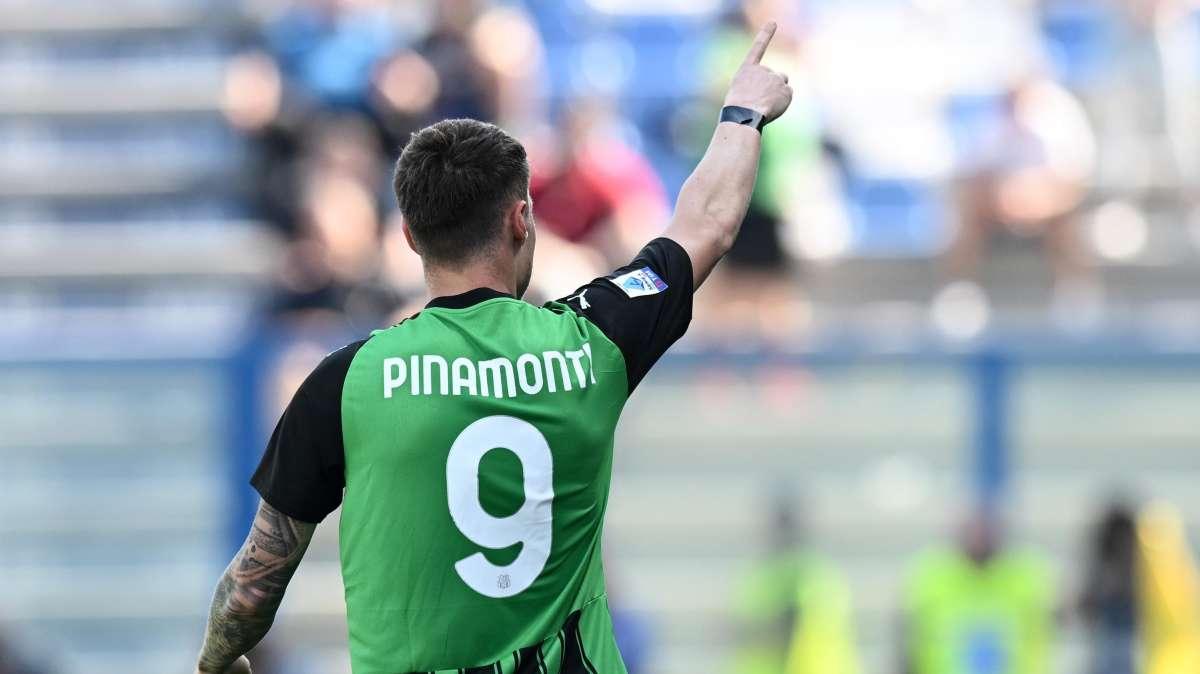 Si rivede Pinamonti, ma da avversario: il Genoa prova a tesserarlo per la sfida di domani