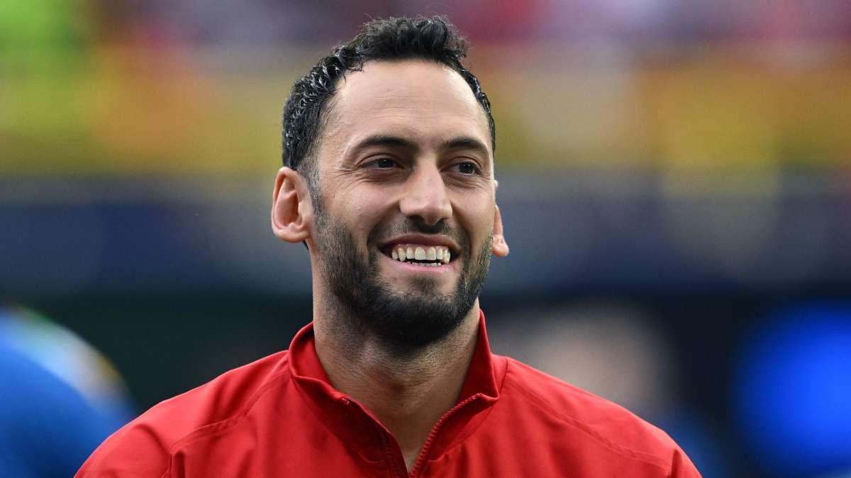 Calhanoglu-Inter, l'amore continua: il centrocampista pubblica due cuori nerazzurri