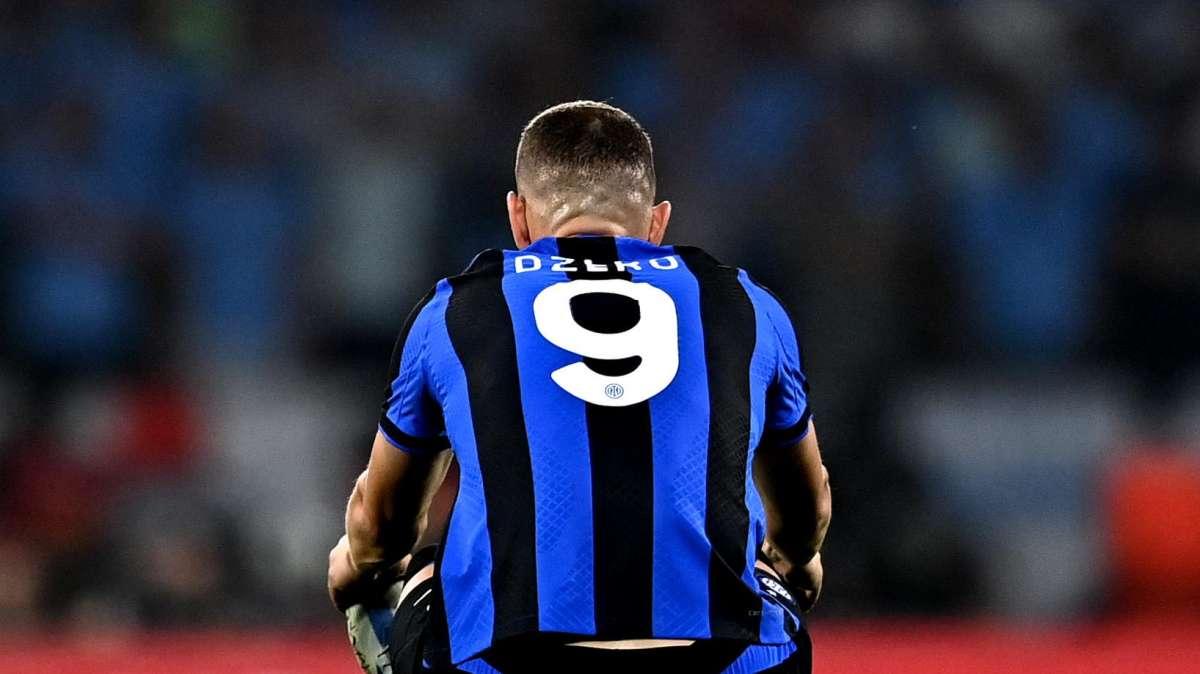 Dzeko dopo l'addio all'Inter: "Contento per la nuova avventura in un grande club"