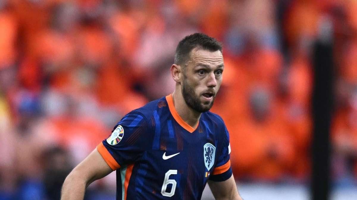 L'Inter aspetta l'offerta araba per De Vrij: tre i nomi per sostituirlo