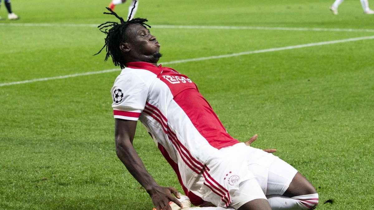 Shakhtar-Inter, duro scontro tra Traoré e Dumfries. L'attaccante esce in barella