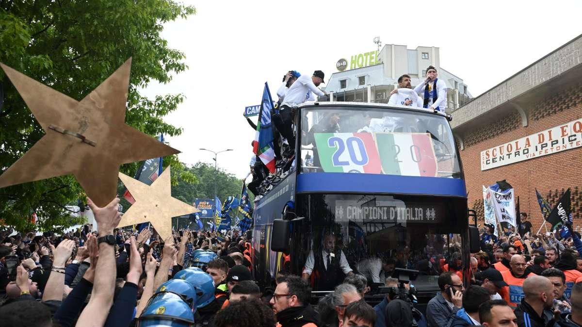 La festa nerazzurra: dal bagno di folla allo striscione di Dumfries contro Theo. Le top news delle 13