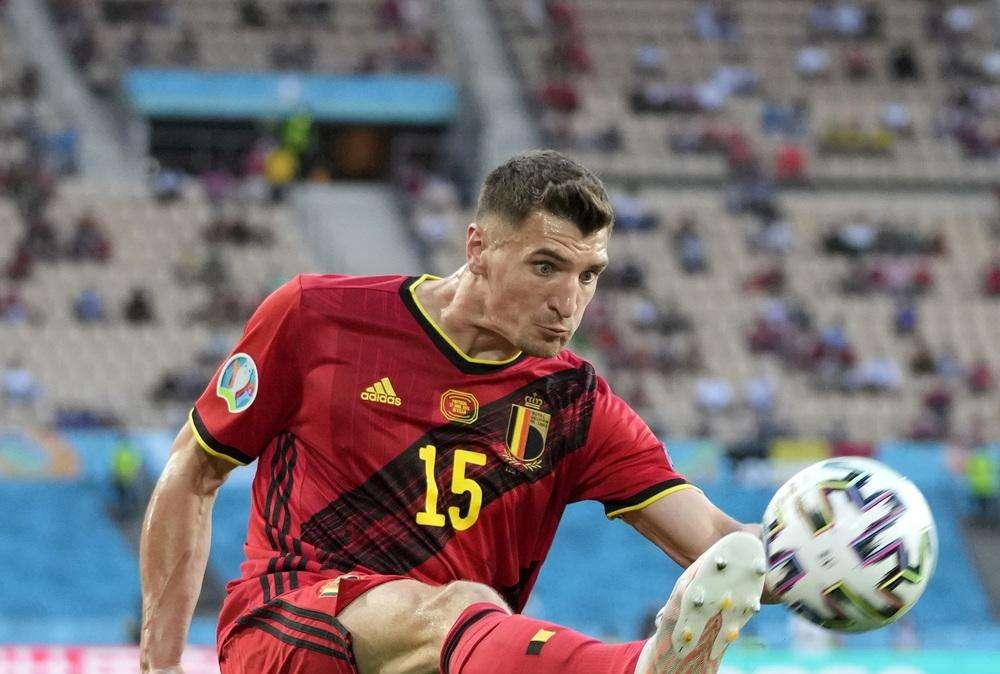 Inter a caccia di un esterno. L'ultima idea è Meunier, che piace al Barça
