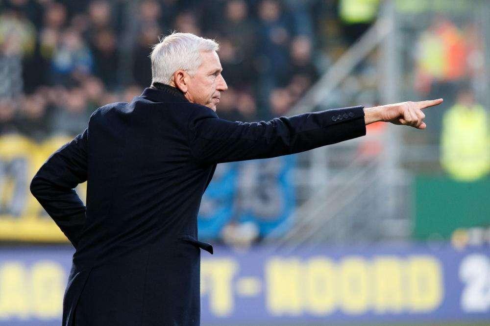 I tifosi del Cska Sofia lanciano banane ai calciatori: l'allenatore lascia