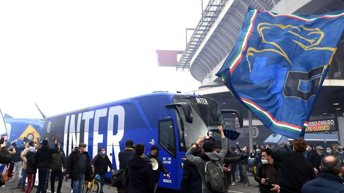 VIDEO - L'Inter è arrivata a Pescara: bagno di folla per i nerazzurri all'ingresso dell'hotel