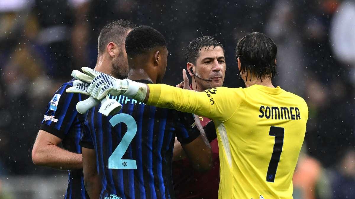 "Inter avvelenata, Milan occasione -5. Chivu espulso, club furioso", la prima pagina de La Gazzetta dello Sport