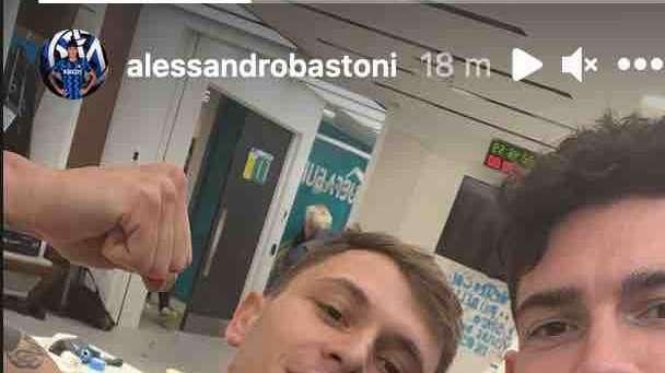 FOTO - Bastoni esulta per la finale assieme a Barella: "Andiamooooo"