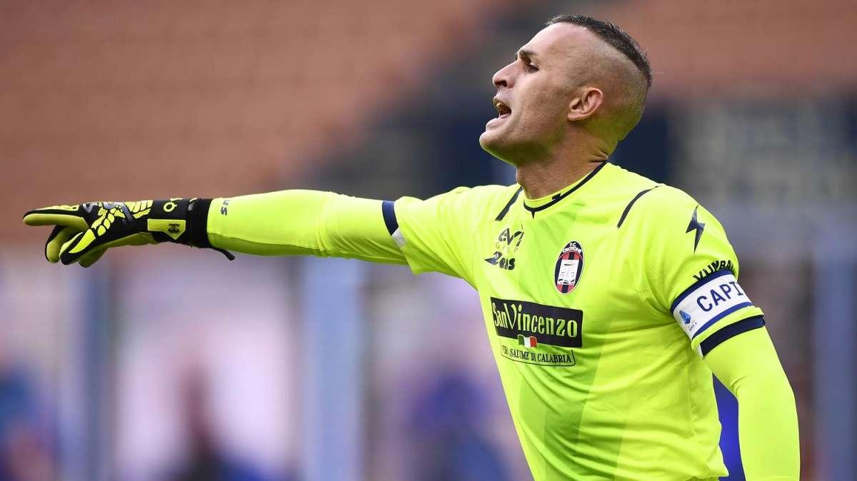 Il Crotone saluta Cordaz: "Infinitamente grazie Capitano". Alle 17:15 la conferenza d'addio