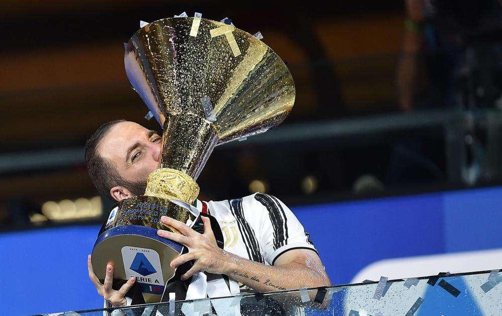 Higuain annuncia il ritiro dal calcio: "Smetto nel momento migliore" 