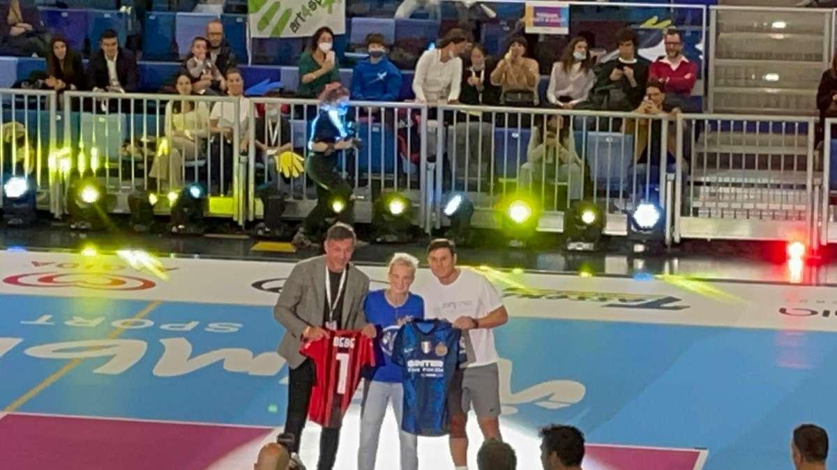 FOTO - Maglia personalizzata per Bebe Vio: a consegnargliela è Zanetti
