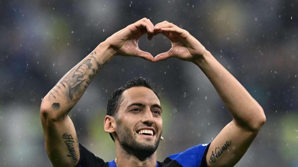 Calhanoglu e il rapporto coi tifosi: "Non si può spiegare, darò sempre tutto per l'Inter"