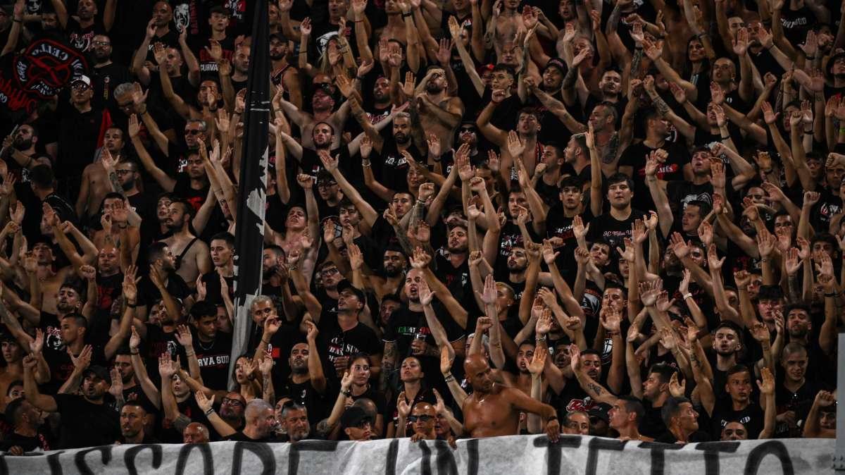 "Colori dell'Inter intollerabili": il Milan rimuove la maglia pre-gara dopo lo sfogo dei tifosi
