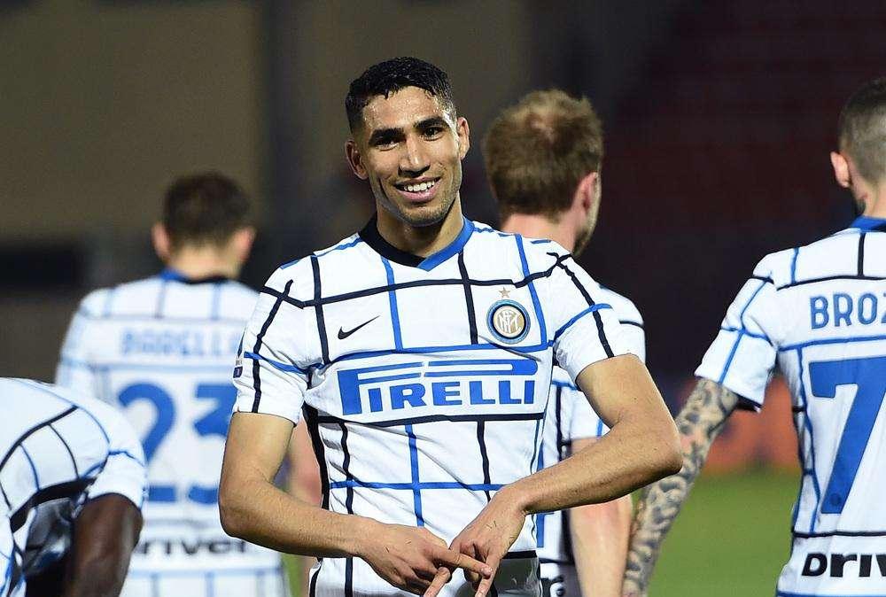Inter, spunta un nome nuovo per il post Hakimi: proposto lo svincolato Van Aanholt