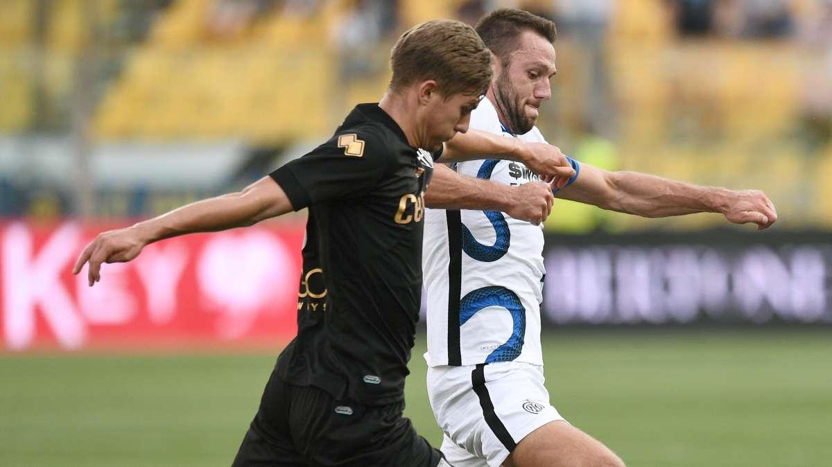 Rinnovo e nuovo ingaggio: Raiola tratta con l'Inter per De Vrij