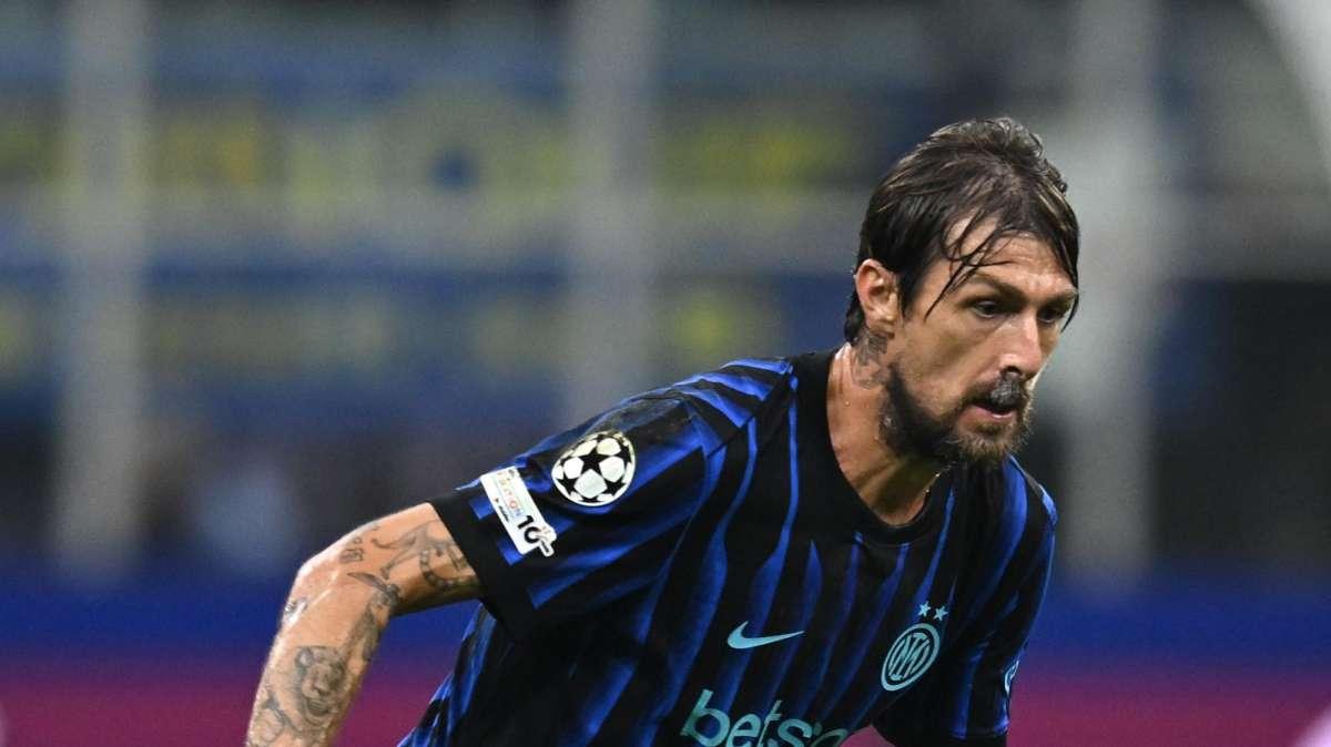 Acerbi ha perso spazio, Chivu fa lo psicologo: titolarità in vista con la Lazio